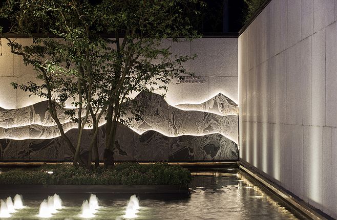 福州中海锦城花园 展示区 现代简雅 连廊 对景景墙 夜景 灯光 石材 海浪 山峦 涌泉 景观设计(SED新西林景观国际,受邀加入ASLA协会,拥有风景园林工程设计专项甲级,业务范围:酒店及度假设计、特色产业环境、商业地产设计、住宅及社区设计、城市概念规划、市政基础设施设计) (5)