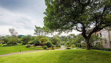 广州泰康之家·粤园 典雅 自然 生态 地形 堆坡 植物 景观设计(SED新西林景观国际,受邀加入ASLA协会,拥有风景园林工程设计专项甲级,业务范围:住宅及社区设计、酒店及度假设计、养老地产及产业园区设计、商业地产设计、城市及空间设计、城市规划设计) (1)